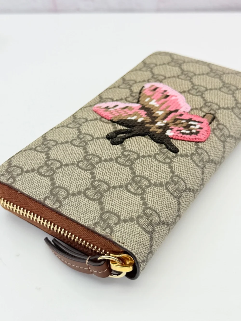 Gucci Exclusive Beige GG Canvas Wallet Pink Butterfly Appliqué - Picture 4 of 14